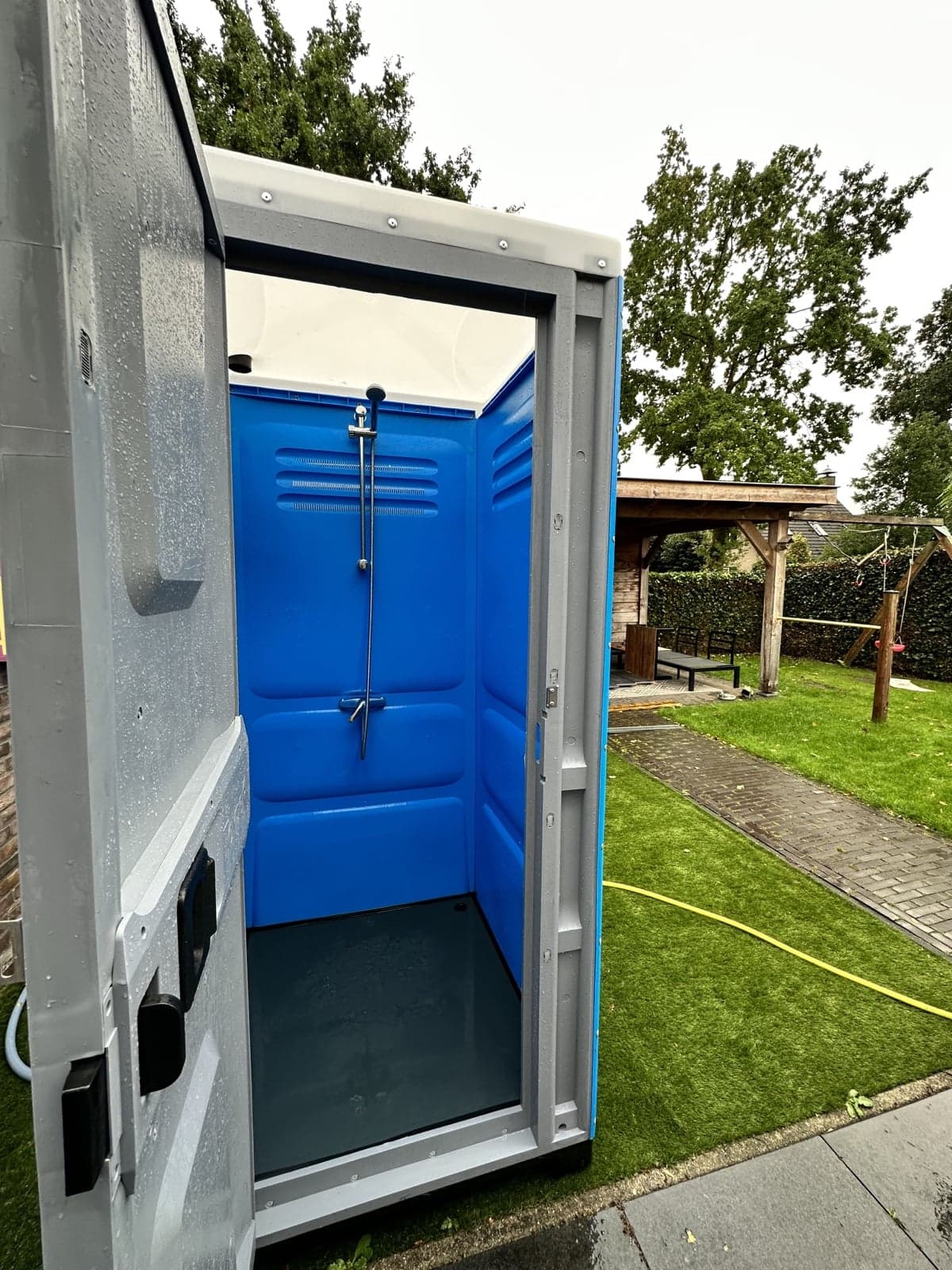 Buiten douchecabine huren – weerbestendig met 50L boiler voor tuin of bouwplaats